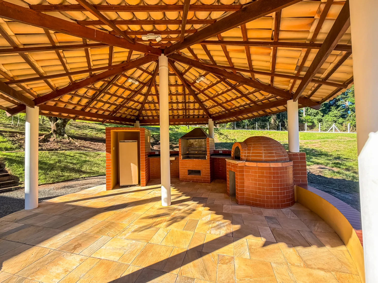 Área externa da casa, com gramado e vegetação ao redor